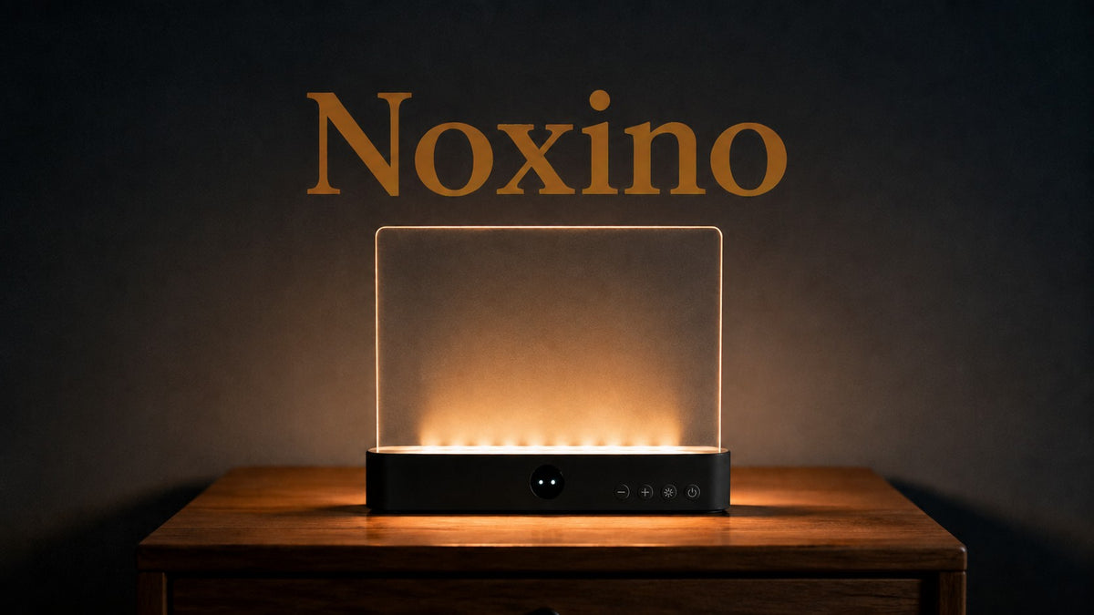 Lampka Noxino Czerń Onyx na nocnej szafce